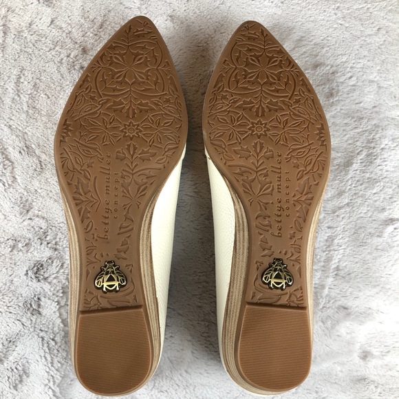 100% Leather Bettye Muller Chet Pointed Toe Loafer - Picture 3 of 11